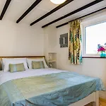 Cosy Two Bedroom In With Sea Views