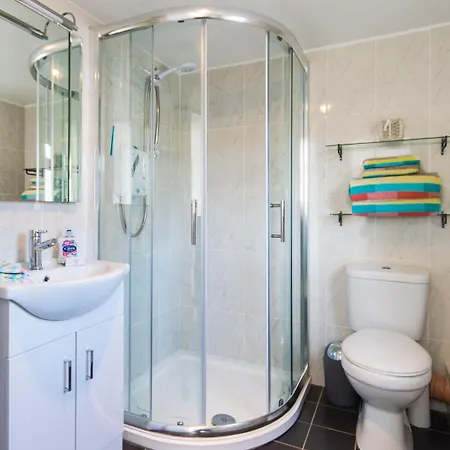 Cosy Two Bedroom In With Sea Views *