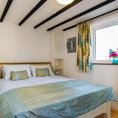 Cosy Two Bedroom In With Sea Views