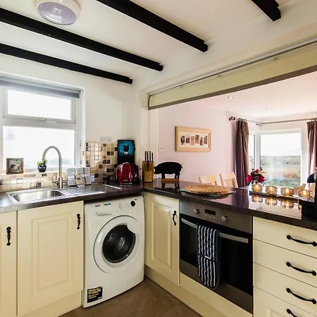 Cosy Two Bedroom In With Sea Views بيت للعطل *