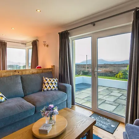 بيت للعطل Cosy Two Bedroom In With Sea Views *