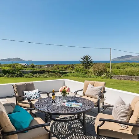 Cosy Two Bedroom In With Sea Views *