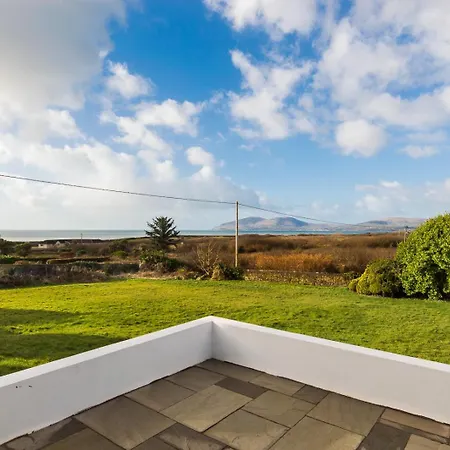 Cosy Two Bedroom In With Sea Views *
