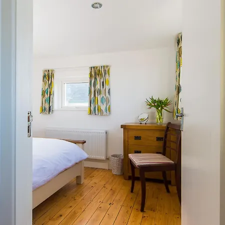 Cosy Two Bedroom In With Sea Views *
